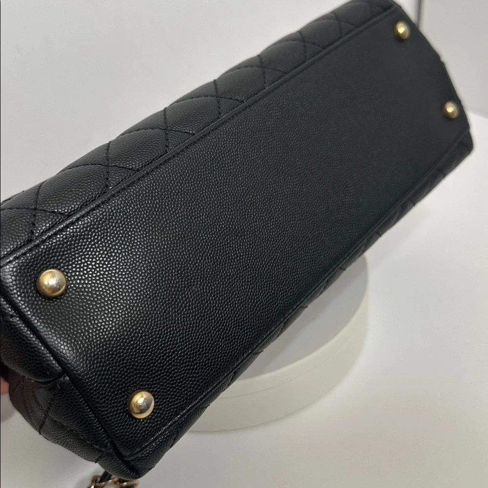 💯Authentic Chanel Black Quilted Shoulder Bag with Gold Accents🍀